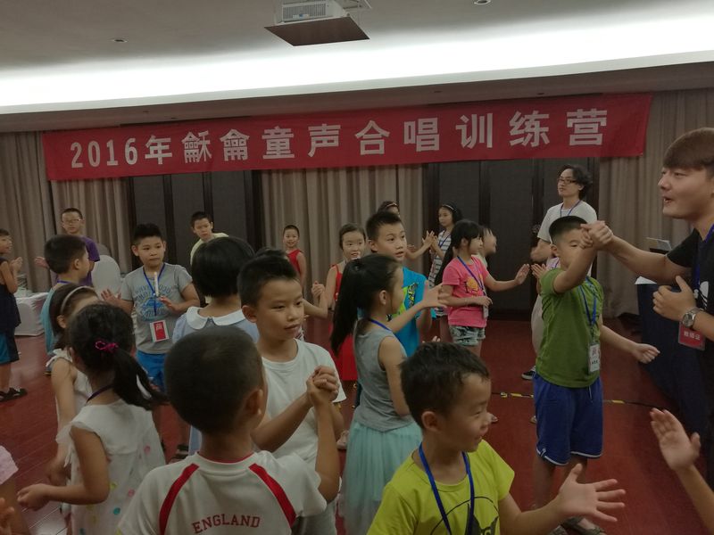 龢龠训练营老师与儿童互动教学